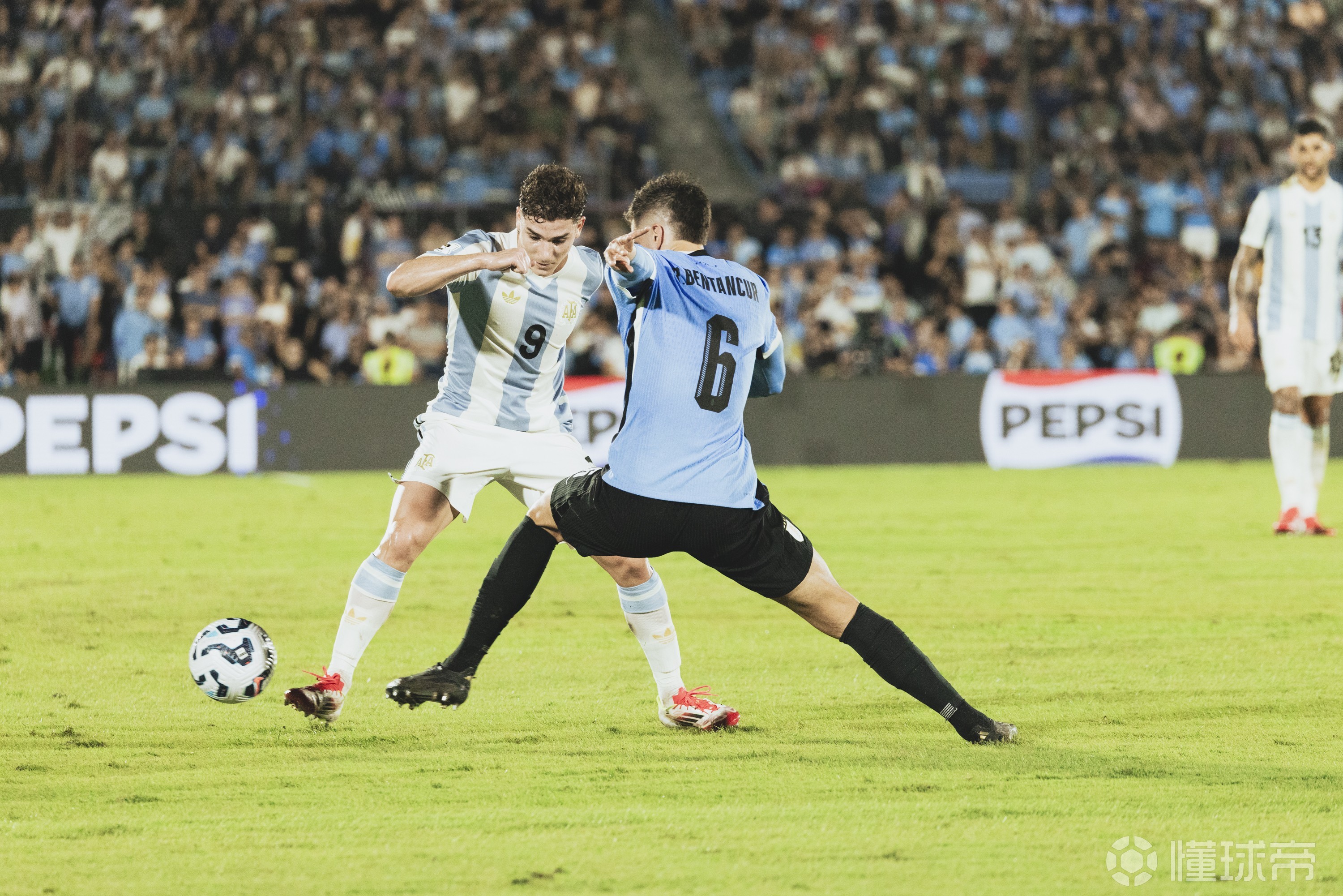 乌拉圭强势阿根廷，阿尔瓦雷斯统治全场的简单介绍