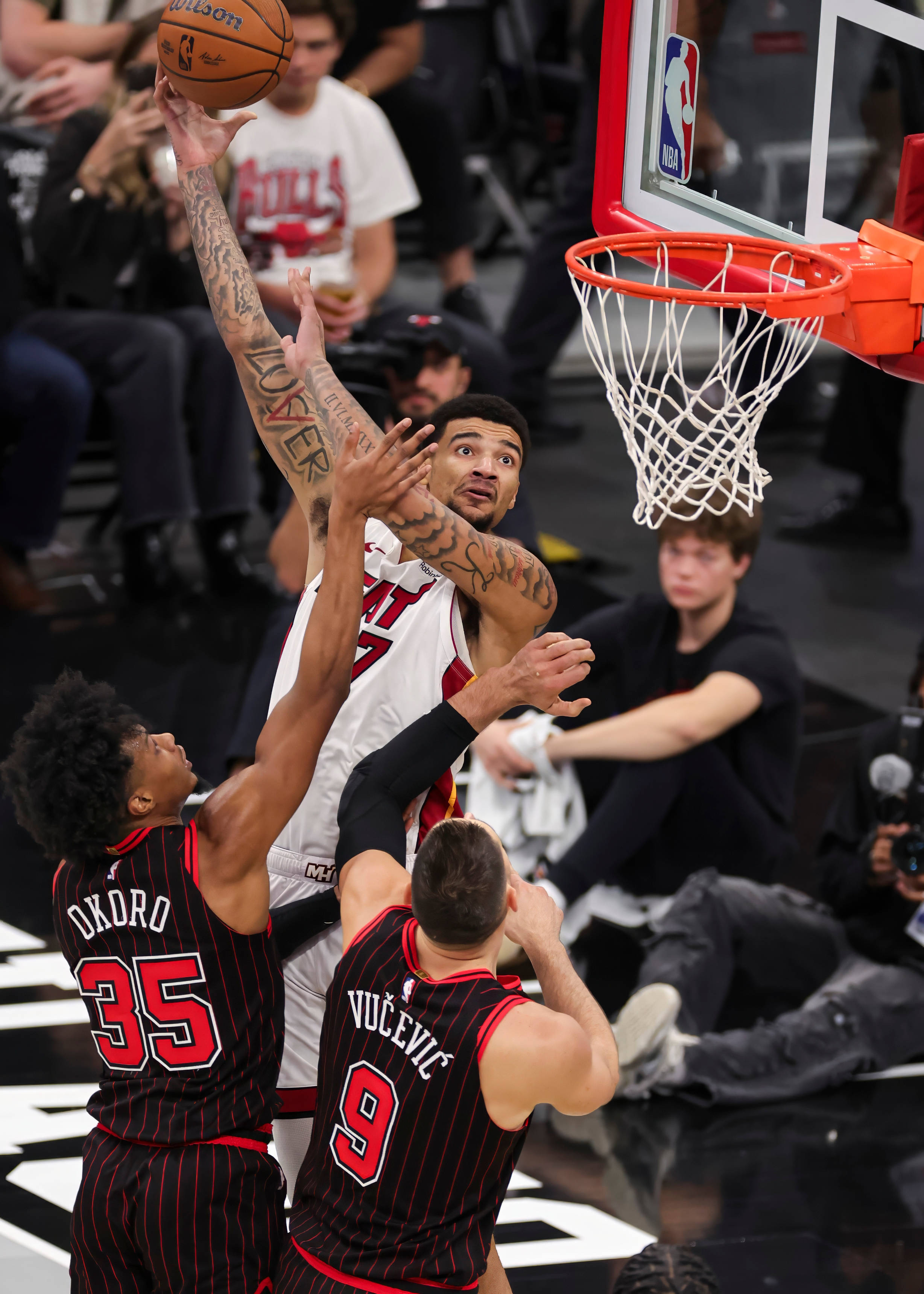 热火轻取鹈鹕，拉文点燃赛场